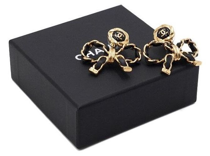 Chanel Orecchini a nastro in pelle di vitello e metallo dorato con logo CC D'oro - vista 5