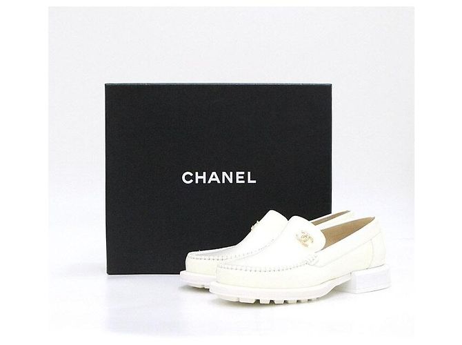 Chanel Mocassini White Enamel Patent Leather Gold Pearl CC da donna Bianco - vista 10
