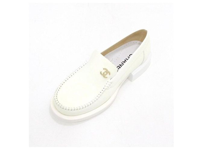 Chanel Mocassini White Enamel Patent Leather Gold Pearl CC da donna Bianco - vista 2