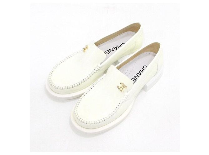 Chanel Mocassini White Enamel Patent Leather Gold Pearl CC da donna Bianco - vista 3