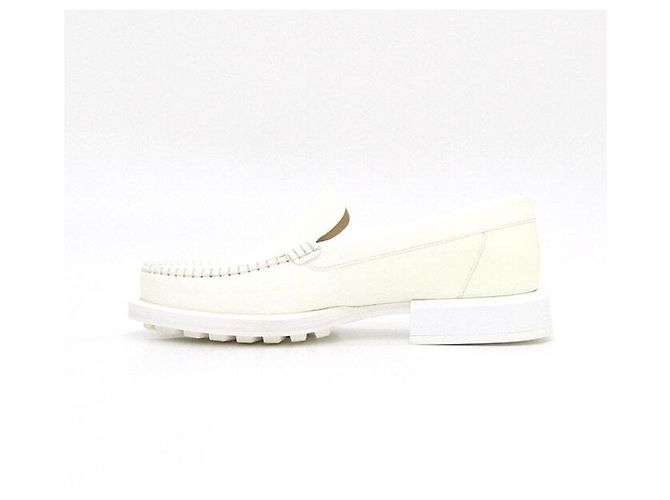 Chanel Mocassini White Enamel Patent Leather Gold Pearl CC da donna Bianco - vista 4
