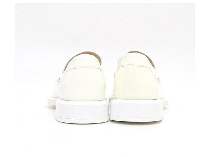 Chanel Mocassini White Enamel Patent Leather Gold Pearl CC da donna Bianco - vista 5