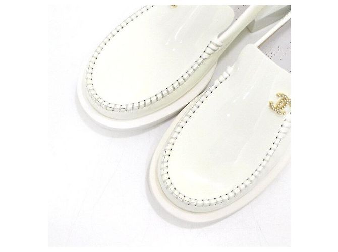 Chanel Mocassini White Enamel Patent Leather Gold Pearl CC da donna Bianco - vista 7