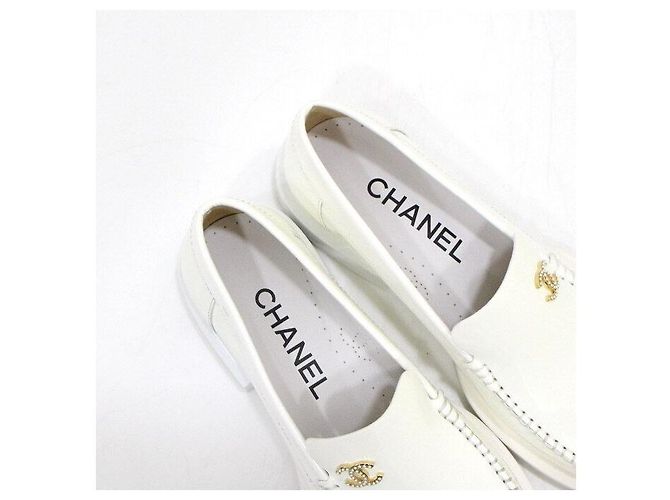 Chanel Mocassini White Enamel Patent Leather Gold Pearl CC da donna Bianco - vista 8