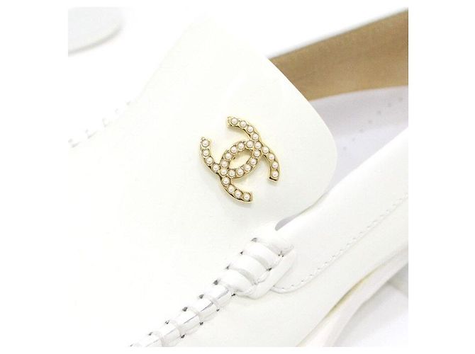 Chanel Mocassini White Enamel Patent Leather Gold Pearl CC da donna Bianco - vista 9