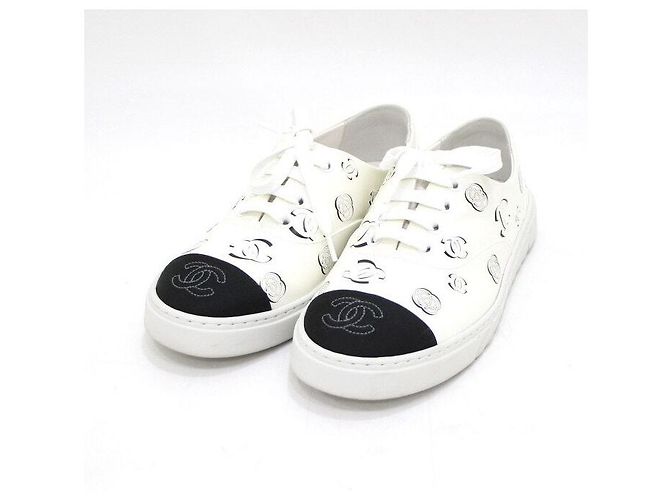 Chanel Sneakers da donna in pelle bicolore con logo CC Bianco - vista 3