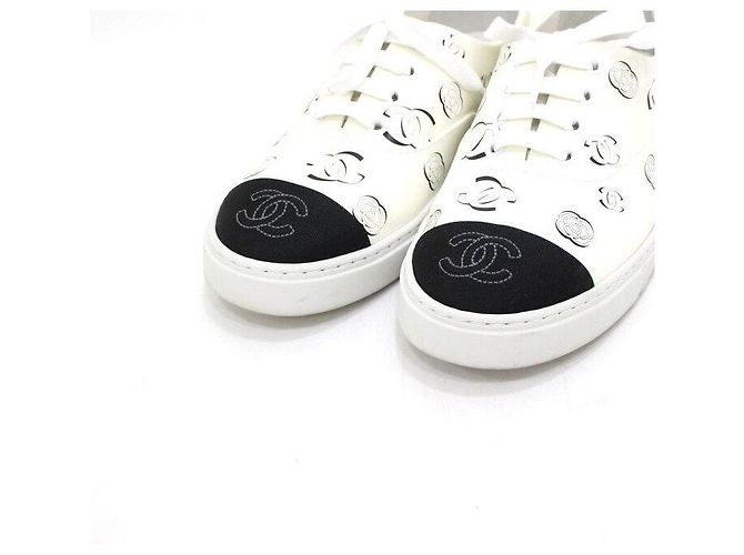 Chanel Sneakers da donna in pelle bicolore con logo CC Bianco - vista 5