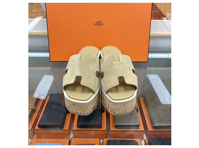 Hermès Sandali con tacco zeppa Eze Suede Beige Marrone - vista 4