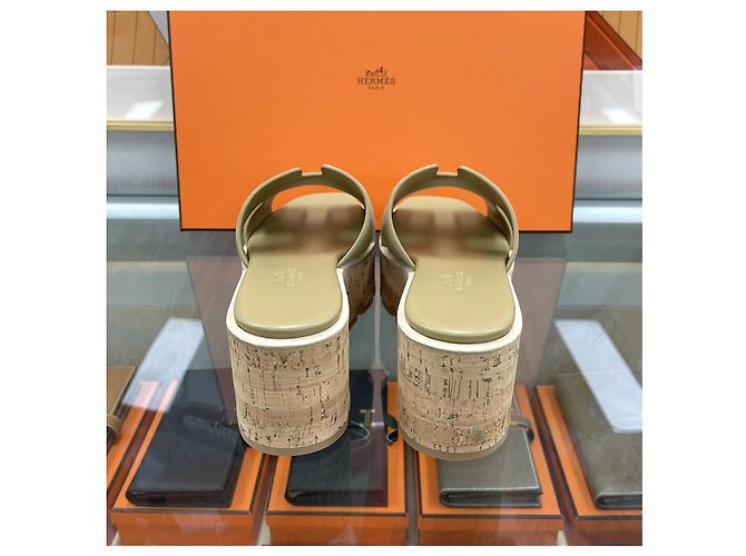 Hermès Sandali con tacco zeppa Eze Suede Beige Marrone - vista 5