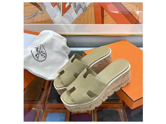 Hermès Sandali con tacco zeppa Eze Suede Beige Marrone - vista 7