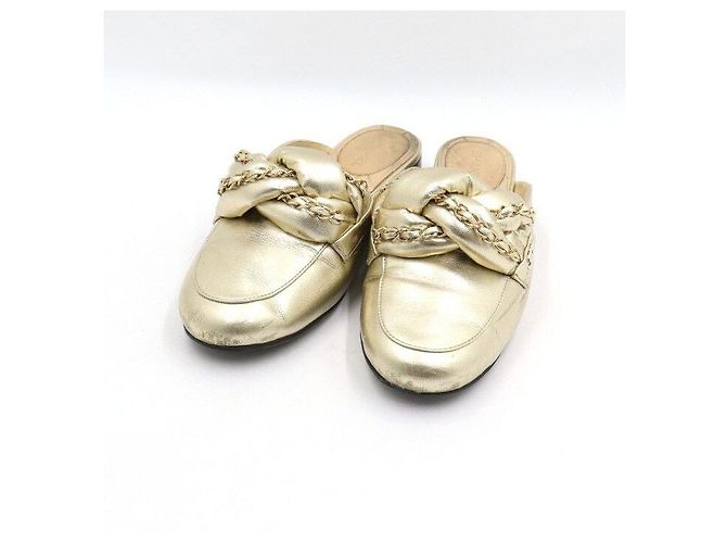 Chanel Sandali Mule da donna in agnello oro metallizzato con logo CC e catena - vista 3