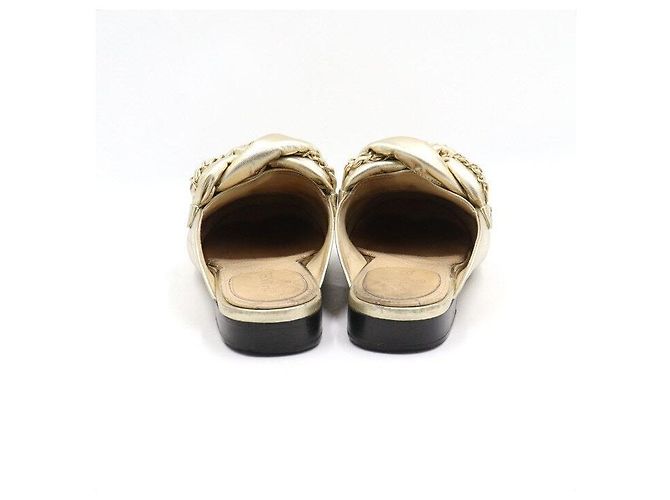 Chanel Sandali Mule da donna in agnello oro metallizzato con logo CC e catena - vista 6