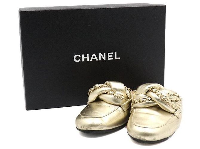 Chanel Sandali Mule da donna in agnello oro metallizzato con logo CC e catena - vista 8