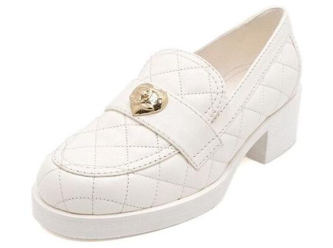 Chanel Mocassini da donna in agnello bianco con chiusura a cuore dorato - vista 2