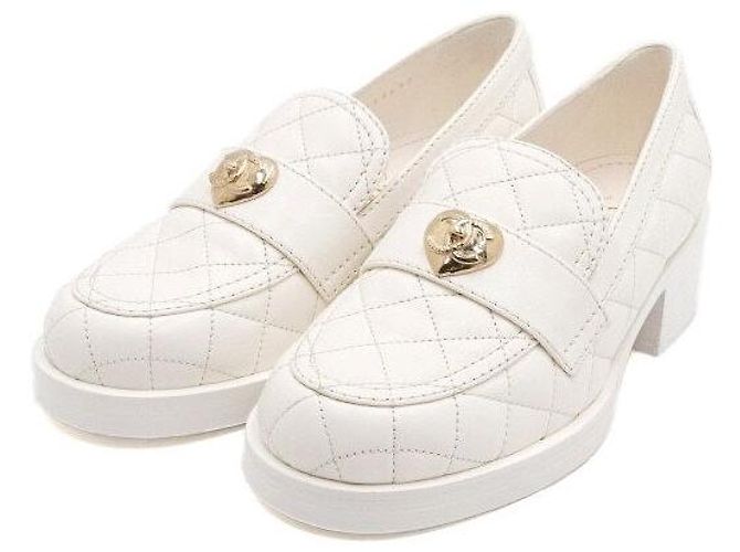 Chanel Mocassini da donna in agnello bianco con chiusura a cuore dorato - vista 3