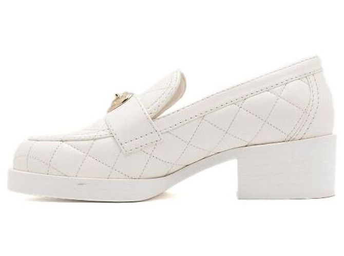 Chanel Mocassini da donna in agnello bianco con chiusura a cuore dorato - vista 4