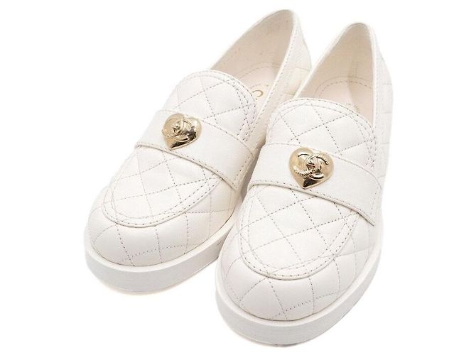 Chanel Mocassini da donna in agnello bianco con chiusura a cuore dorato - vista 5