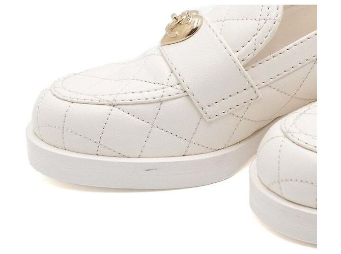 Chanel Mocassini da donna in agnello bianco con chiusura a cuore dorato - vista 6