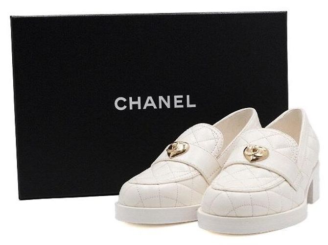Chanel Mocassini da donna in agnello bianco con chiusura a cuore dorato - vista 8