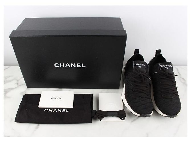 Chanel Steppbare Strick-Sneaker mit Logo Schwarz - Ansicht 2