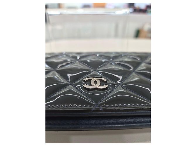 Chanel Cartera larga con solapa de charol clásico caqui oscuro Castaño - vista 16