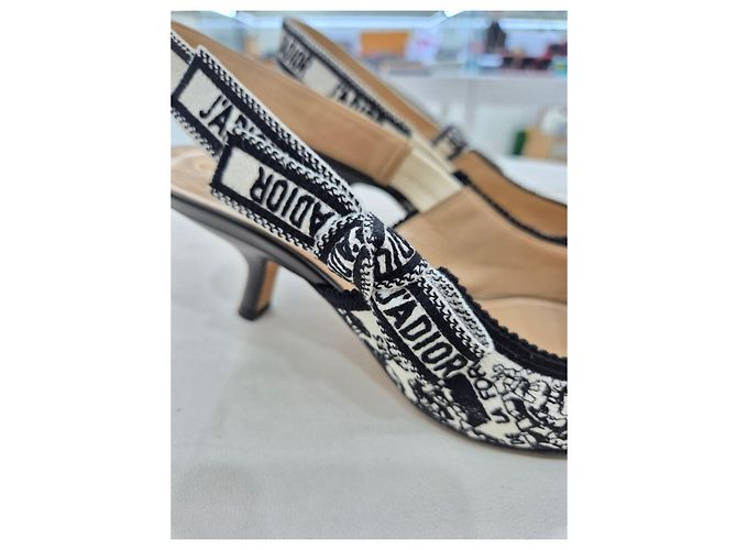 Dior Décolleté slingback bianchi e neri ricamati con tacco medio Bianco - vista 16