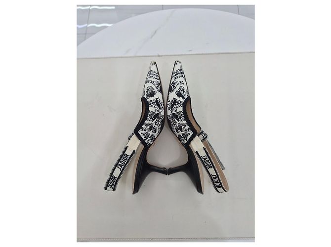 Dior Décolleté slingback bianchi e neri ricamati con tacco medio Bianco - vista 17