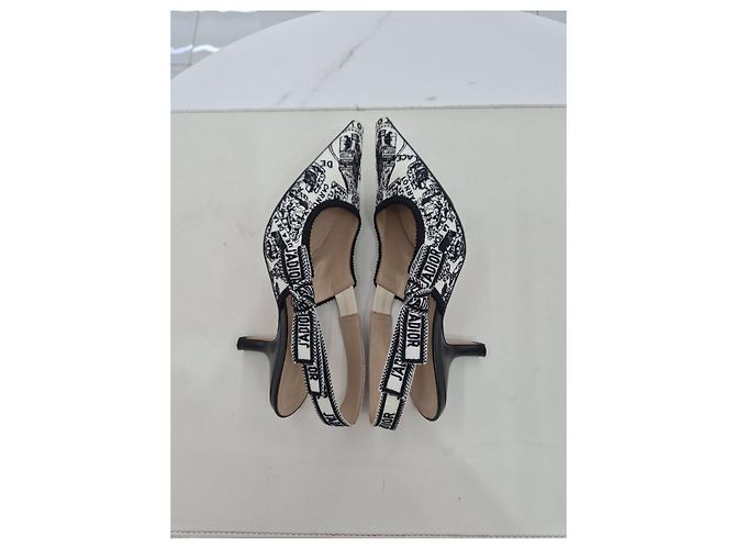 Dior Décolleté slingback bianchi e neri ricamati con tacco medio Bianco - vista 18