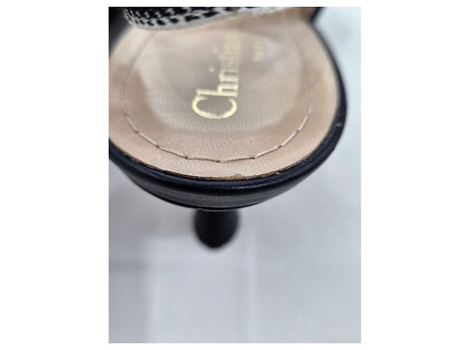 Dior Décolleté slingback bianchi e neri ricamati con tacco medio Bianco - vista 19