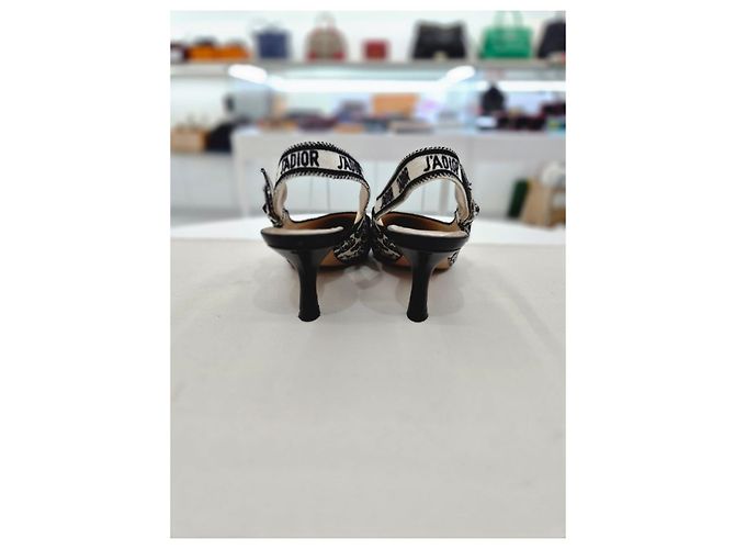 Dior Décolleté slingback bianchi e neri ricamati con tacco medio Bianco - vista 5