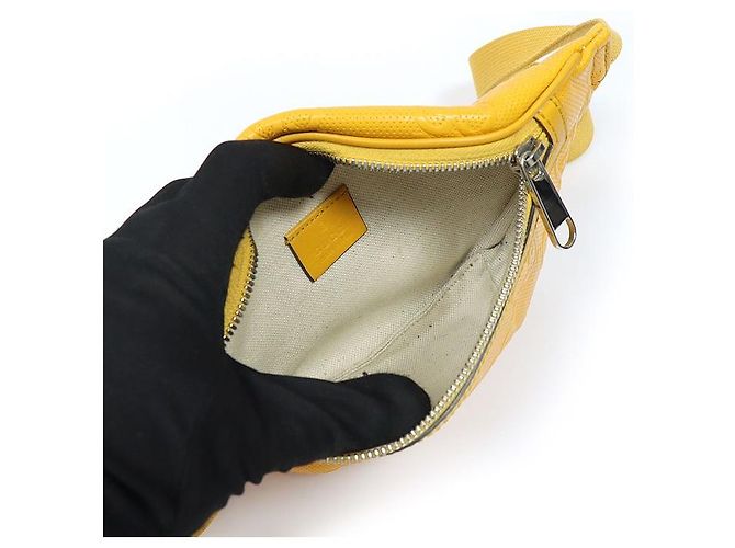 Gucci Gelbe GG-Prägeleder-Gürteltasche - Ansicht 6