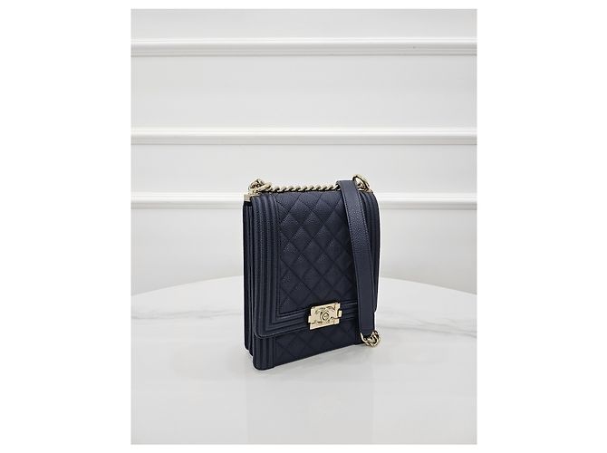 Chanel Borsa a tracolla Boy Flap in caviar blu navy - vista 3