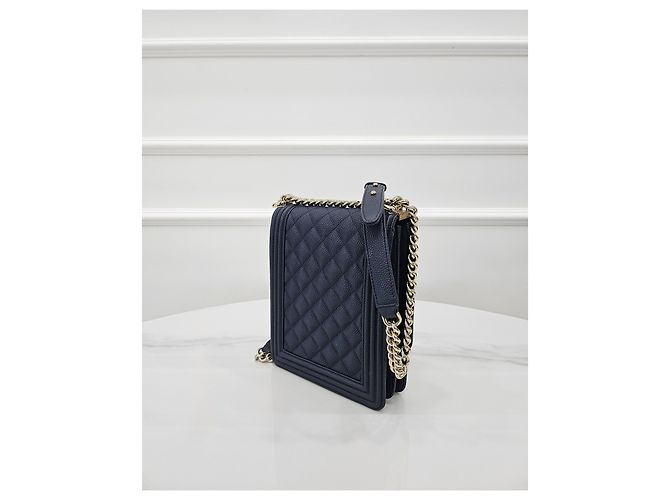 Chanel Borsa a tracolla Boy Flap in caviar blu navy - vista 4