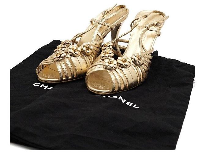 Chanel Sandali da donna con cinturino a camelia dorata D'oro - vista 10