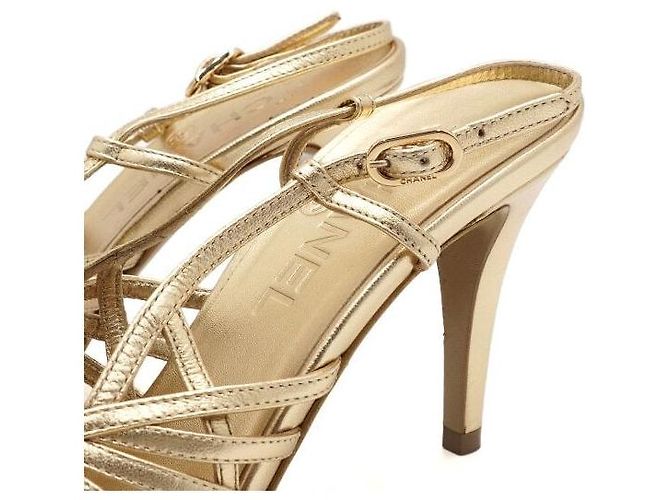 Chanel Sandali da donna con cinturino a camelia dorata D'oro - vista 6
