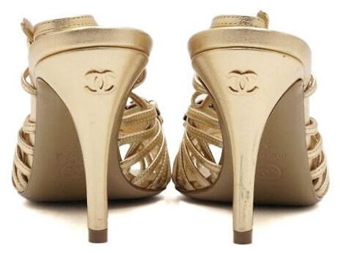 Chanel Sandali da donna con cinturino a camelia dorata D'oro - vista 7