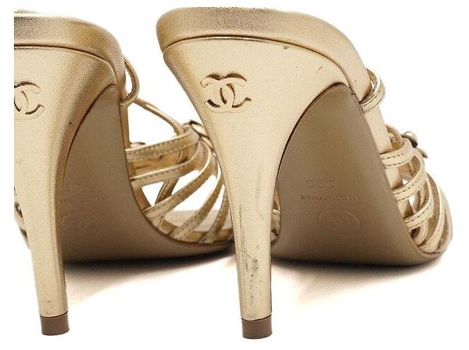 Chanel Sandali da donna con cinturino a camelia dorata D'oro - vista 9