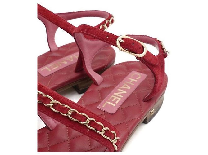Chanel Sandali da donna in camoscio rosso con tracolla a catena dorata - vista 5