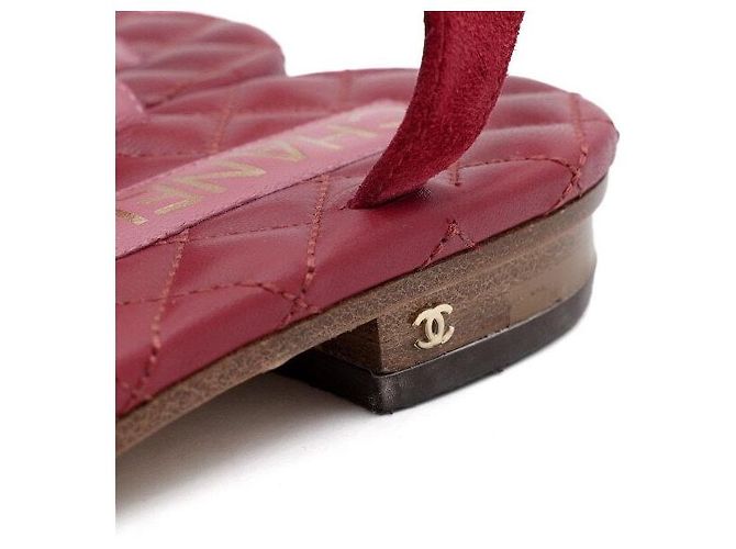 Chanel Sandali da donna in camoscio rosso con tracolla a catena dorata - vista 6