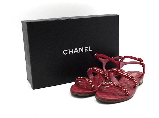 Chanel Sandali da donna in camoscio rosso con tracolla a catena dorata - vista 8