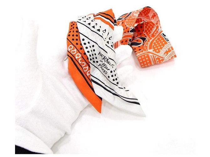 Hermès Eperon d'Or Bandana Gris Perle Blanc Silk Twilly Scarf Weiß - Ansicht 6