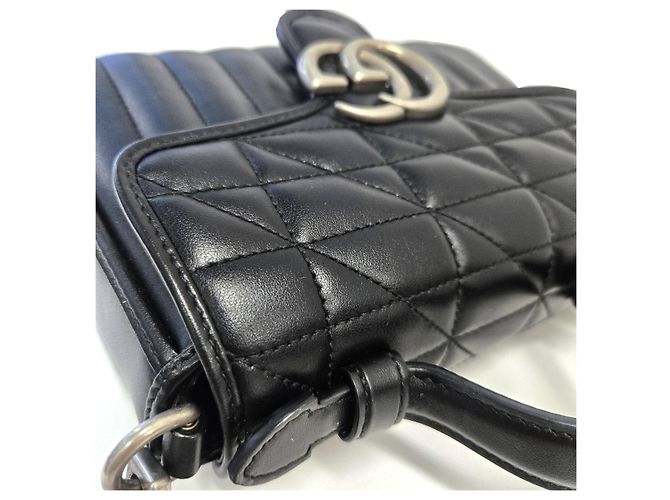 Gucci Mini borsa a tracolla con patta in pelle matelassé GG Marmont nera Nero - vista 17