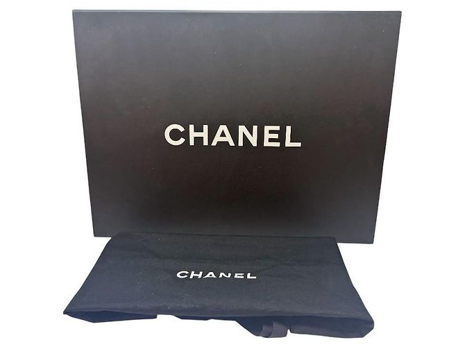 Chanel Borsa a Spalla Medium Chain in Caviar Nero - vista 9