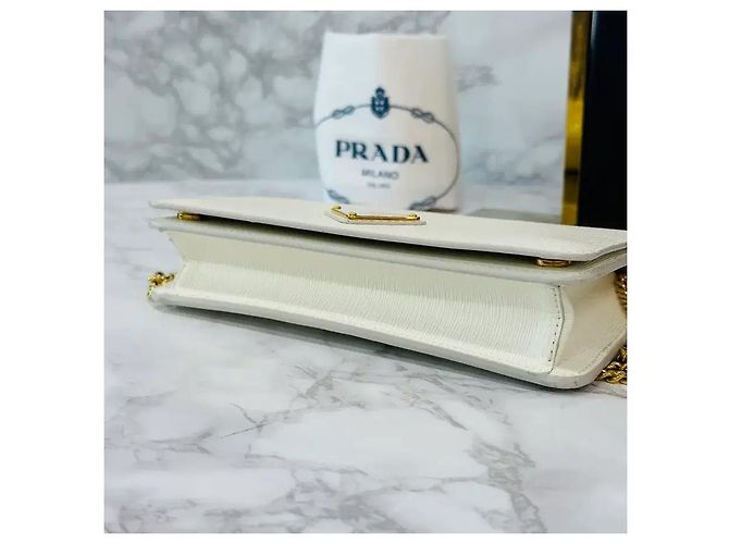 Prada Borsa a tracolla con catena in Vitello Saffiano Bianco - vista 15