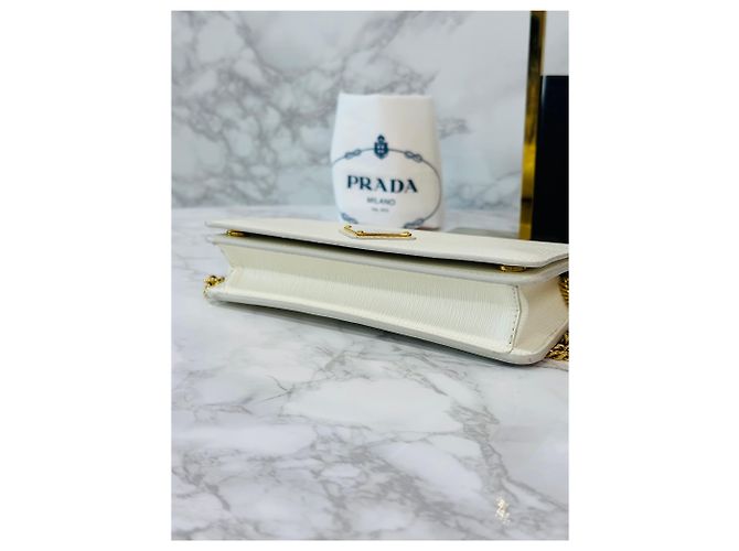 Prada Borsa a tracolla con catena in Vitello Saffiano Bianco - vista 7