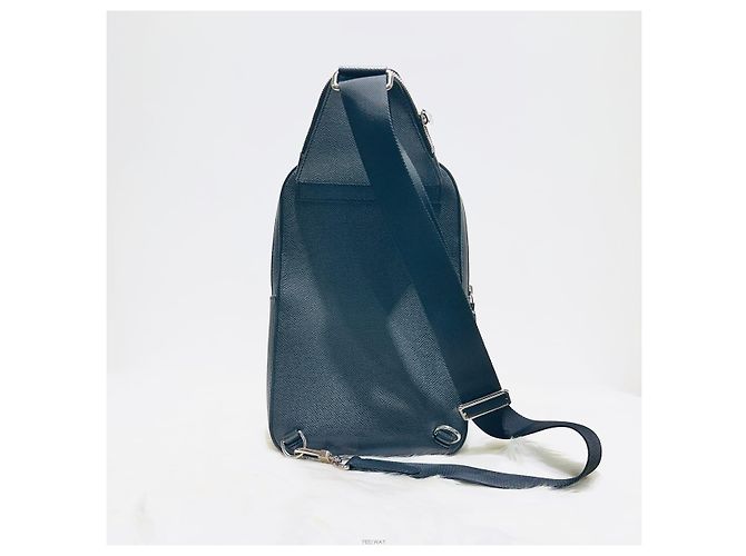 Louis Vuitton Borsa a tracolla slingback Taiga Avenue Nero - vista 2