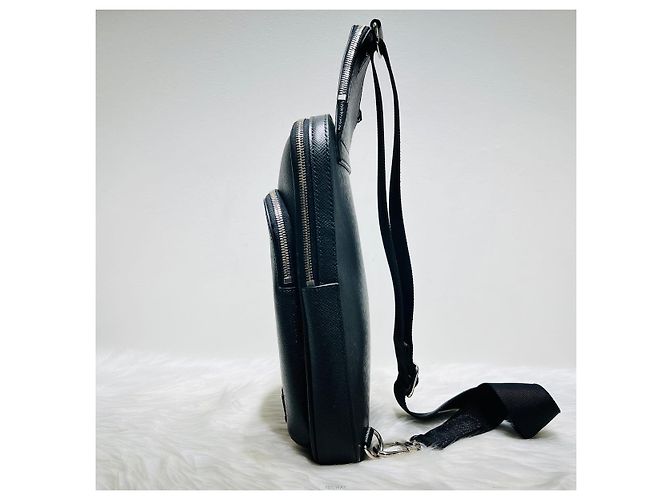 Louis Vuitton Borsa a tracolla slingback Taiga Avenue Nero - vista 3