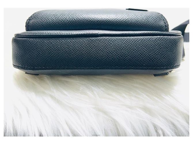 Louis Vuitton Borsa a tracolla slingback Taiga Avenue Nero - vista 4