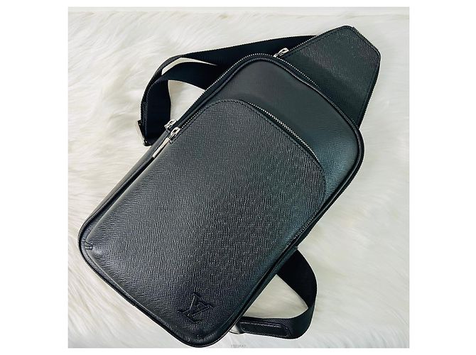 Louis Vuitton Borsa a tracolla slingback Taiga Avenue Nero - vista 6