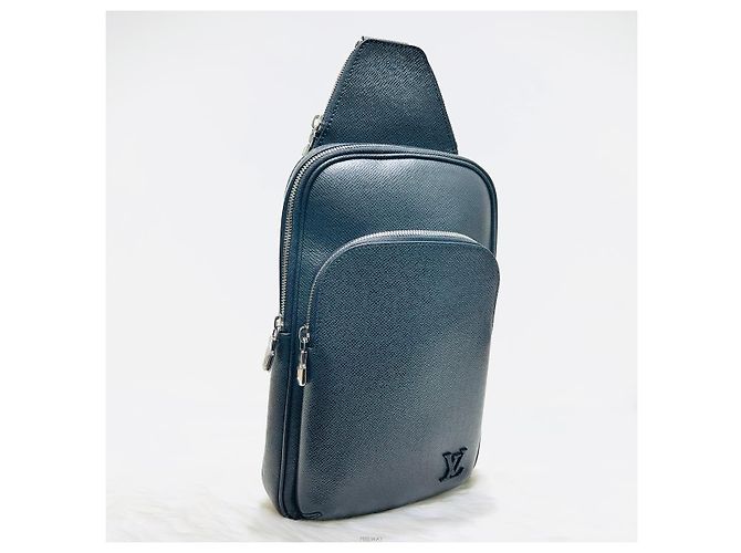 Louis Vuitton Borsa a tracolla slingback Taiga Avenue Nero - vista 8